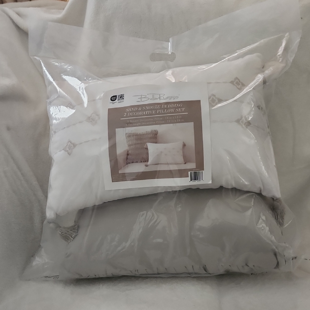 Bella Russo Elegant Beige and White Pillow Set by